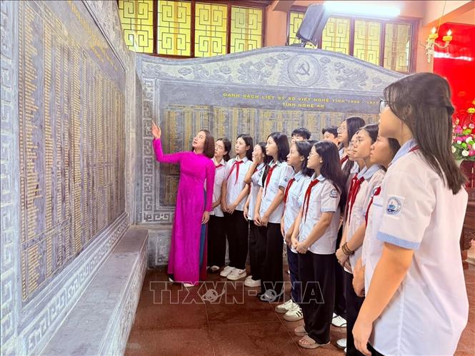 Tại Nghệ An, công nghệ đã biến học sinh từ người tiếp nhận thụ động thành chủ thể tích cực trong việc tìm hiểu và lan tỏa di sản. (Ảnh: Bích Huệ/TTXVN)